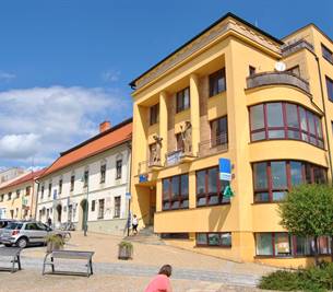 Sochy sekáče s kosou a ženy s dítětem 