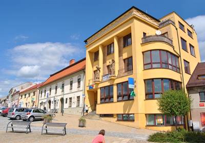 Sochy sekáče s kosou a ženy s dítětem 