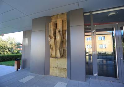 Plastika erbu města Bystřice nad Pernštejnem